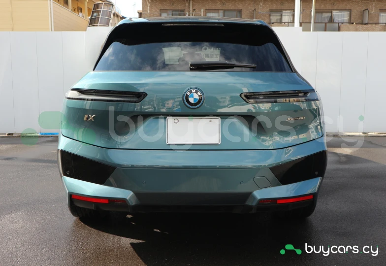 BMW iX Бирюзовый