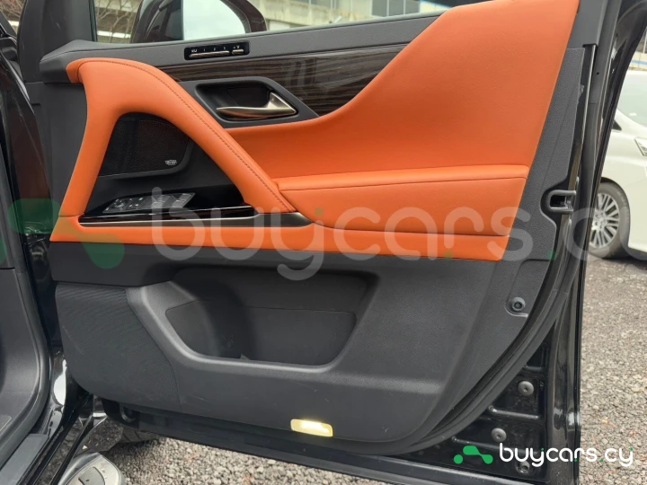 Lexus LX Черный