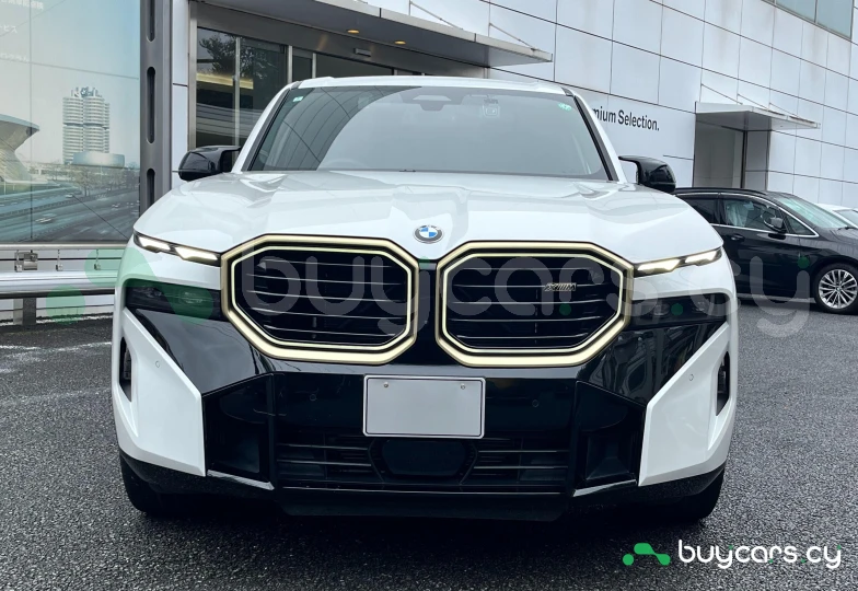 BMW XM Белый
