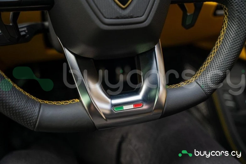 Lamborghini Urus Желтый