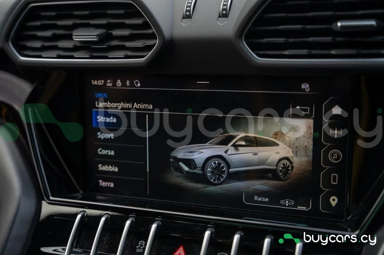 Lamborghini Urus Желтый