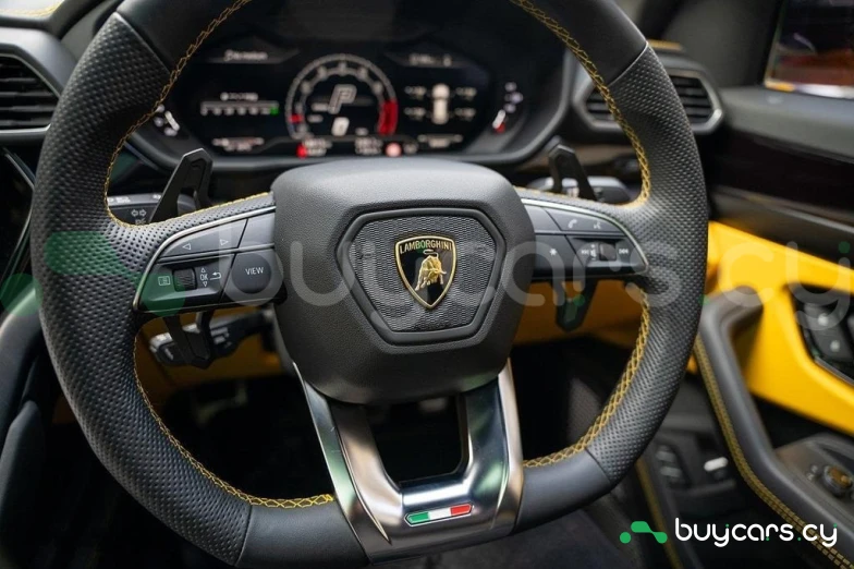 Lamborghini Urus Желтый