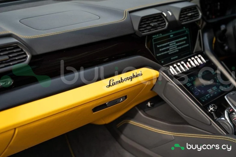 Lamborghini Urus Желтый