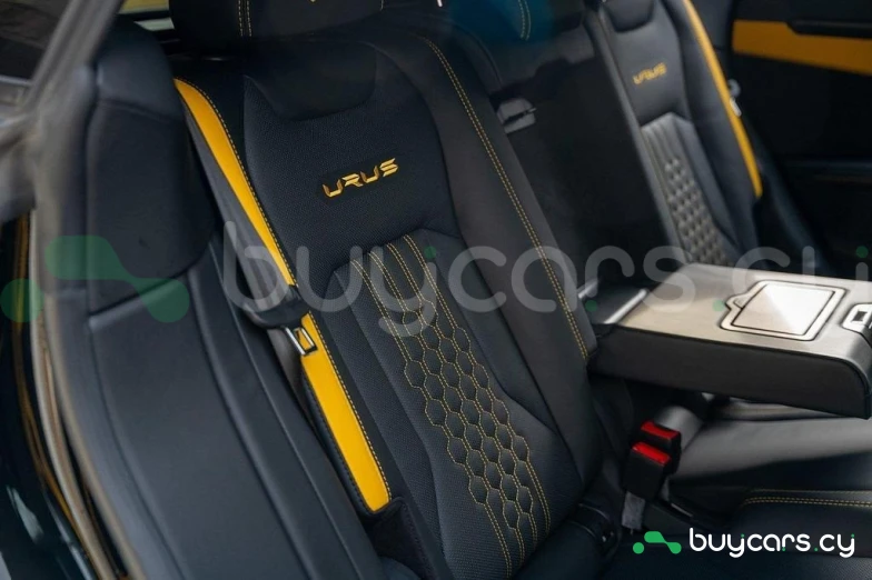 Lamborghini Urus Желтый
