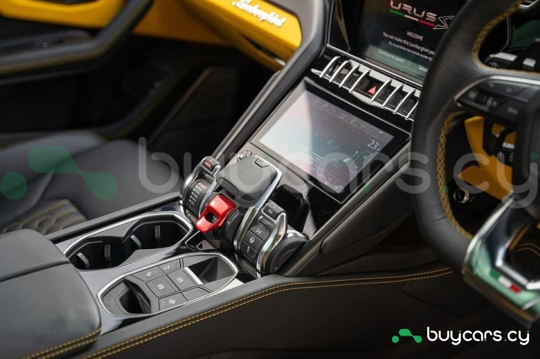 Lamborghini Urus Желтый