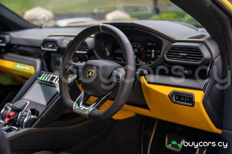 Lamborghini Urus Желтый