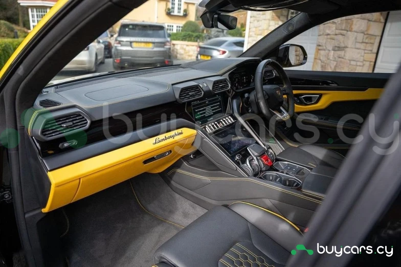 Lamborghini Urus Желтый