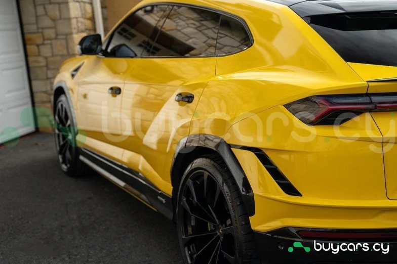 Lamborghini Urus Желтый