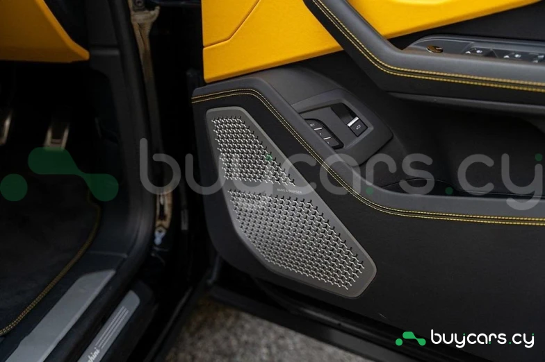Lamborghini Urus Желтый