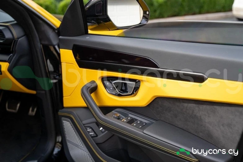 Lamborghini Urus Желтый
