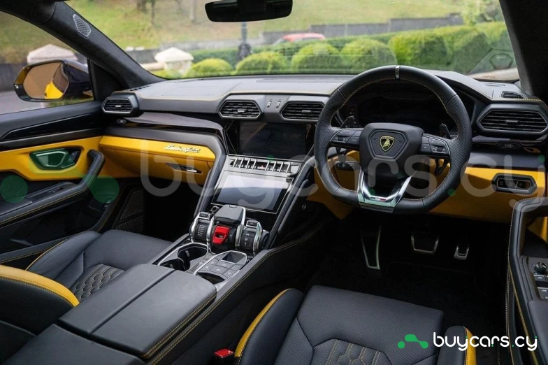 Lamborghini Urus Желтый