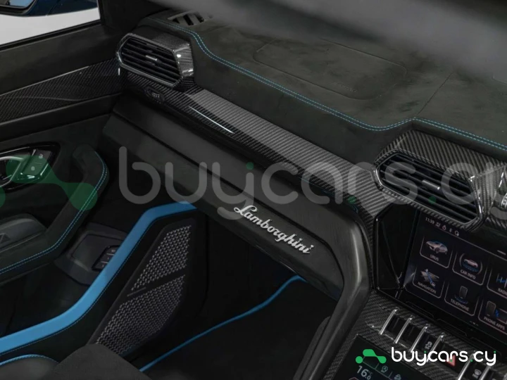 Lamborghini Urus Blue