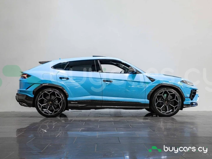 Lamborghini Urus Blue