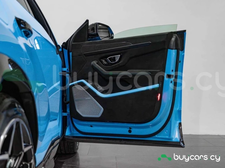 Lamborghini Urus Blue