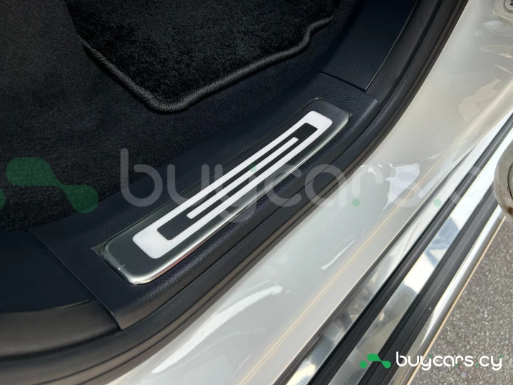 Mercedes G-class Белый