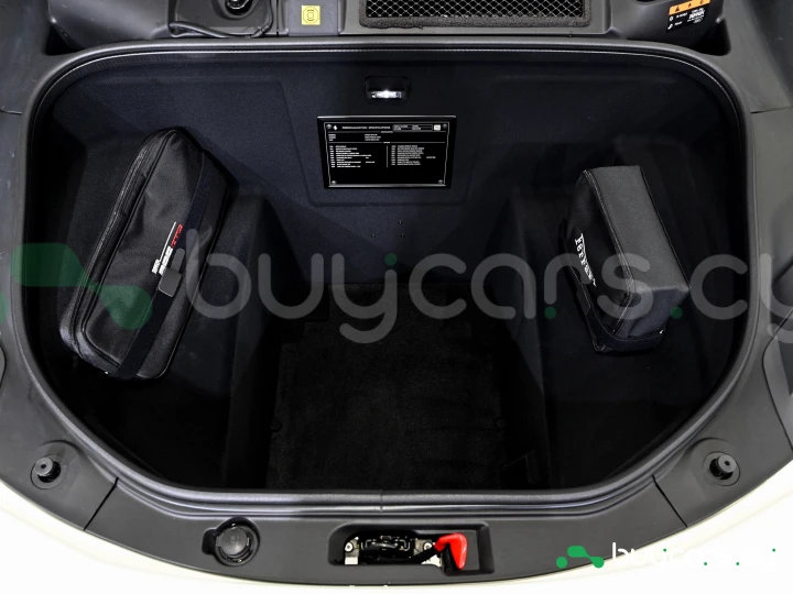 Ferrari 296 GTB Белый