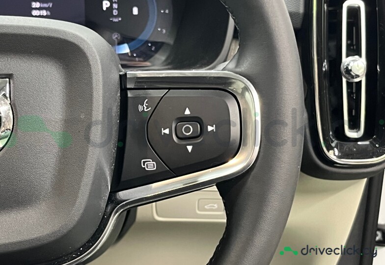 Volvo XC40 White