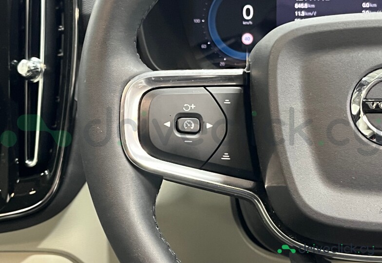Volvo XC40 White