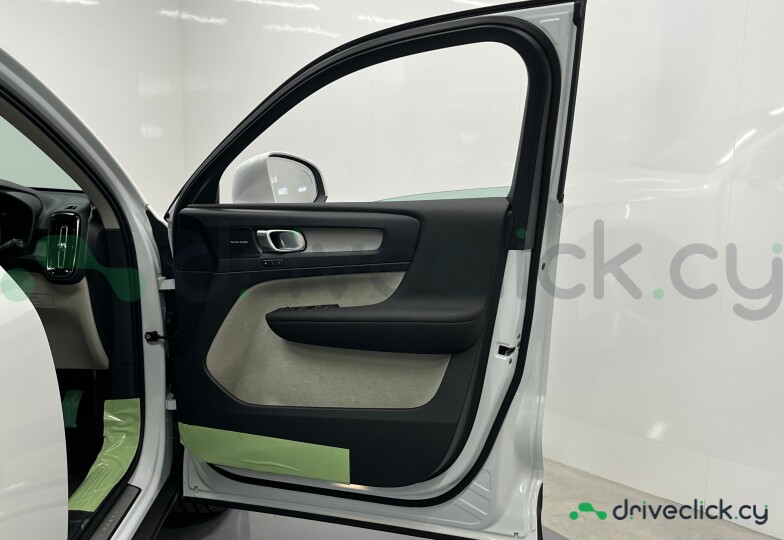 Volvo XC40 White
