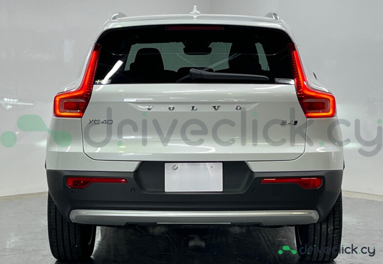 Volvo XC40 White