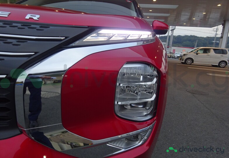 Mitsubishi Outlander Красный