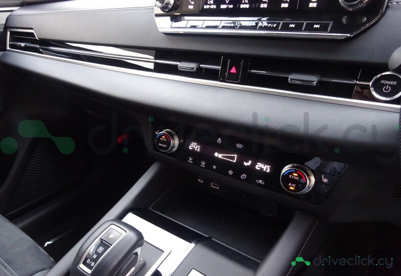 Mitsubishi Outlander Красный