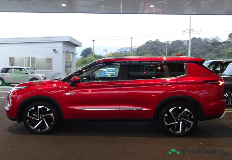 Mitsubishi Outlander Красный