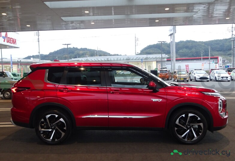 Mitsubishi Outlander Красный
