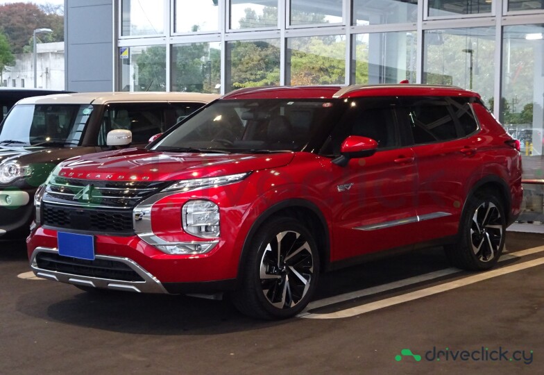 Mitsubishi Outlander Красный