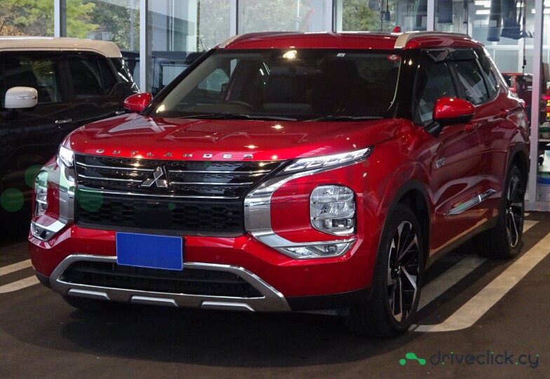 Mitsubishi Outlander Красный