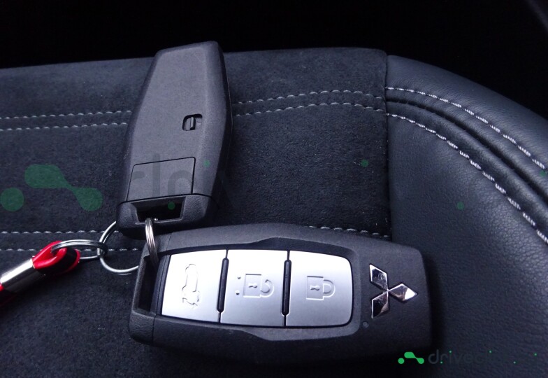 Mitsubishi Outlander Красный