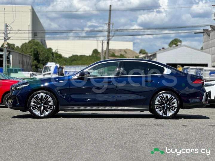 BMW 5 series Синий