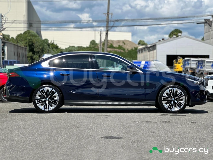 BMW 5 series Синий