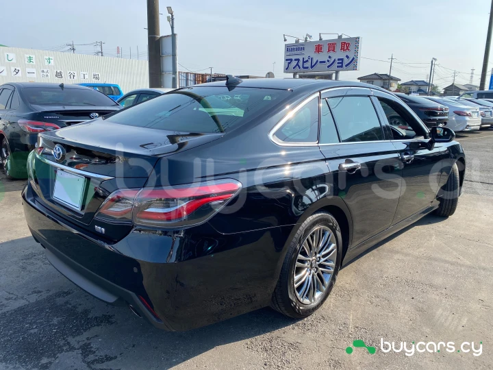 Toyota Crown Черный