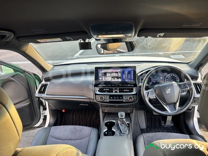 Toyota Crown Белый