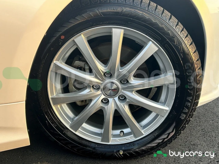 Toyota Crown Белый