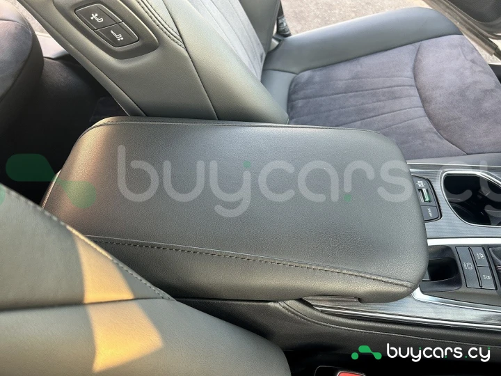 Toyota Crown Белый