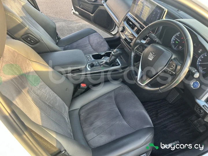 Toyota Crown Белый