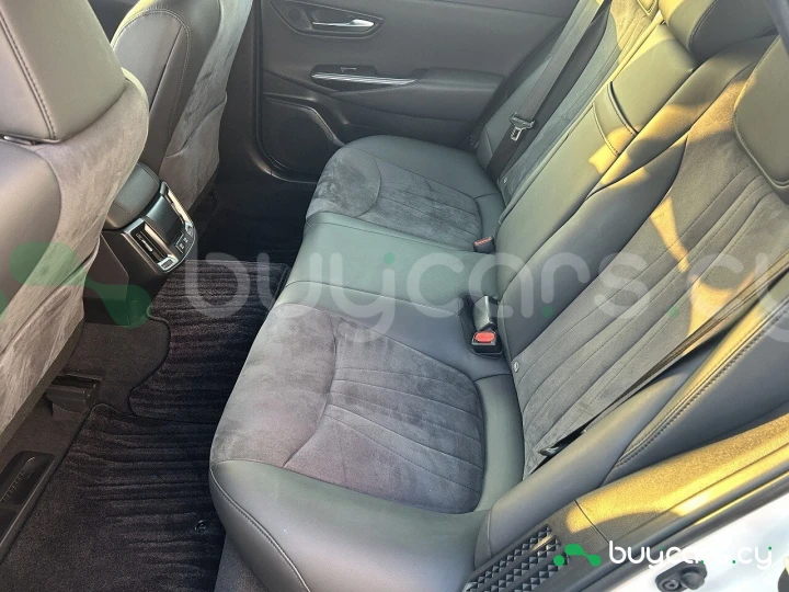 Toyota Crown Белый