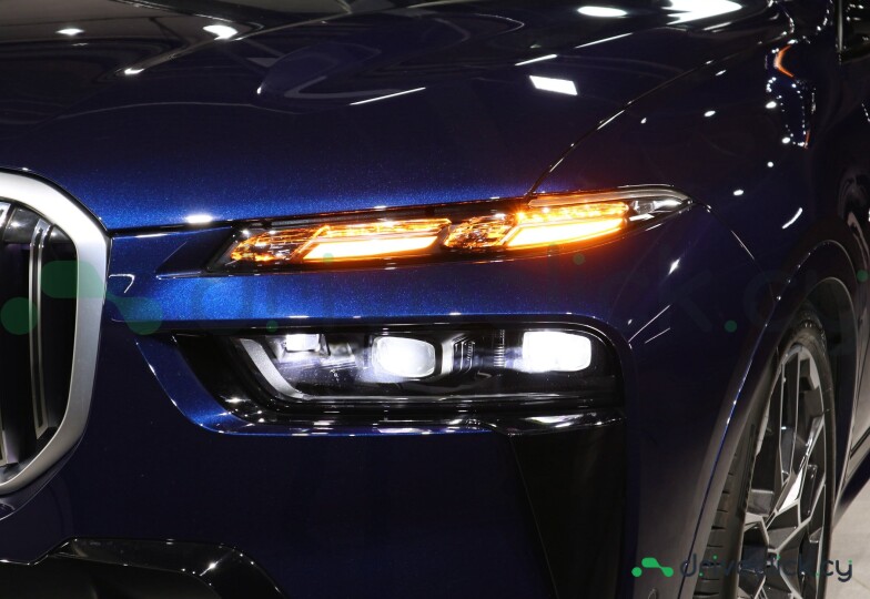 BMW X7 Blue
