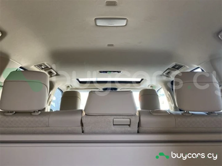 Toyota Land Cruiser 300 Белый