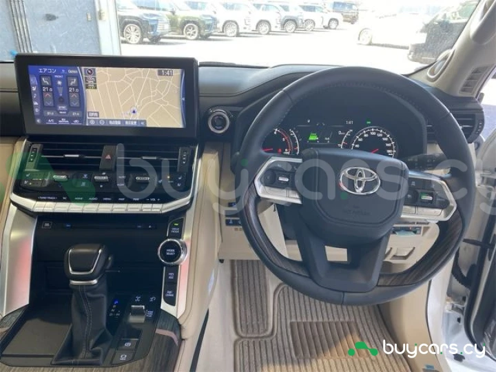 Toyota Land Cruiser 300 Белый