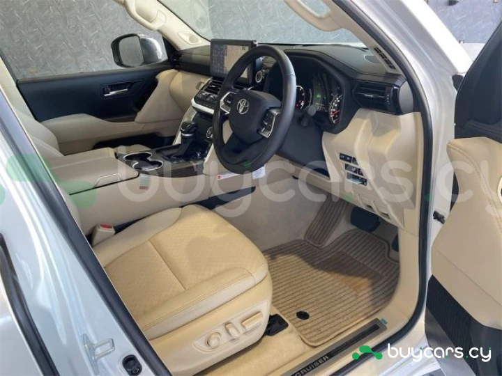Toyota Land Cruiser 300 Белый