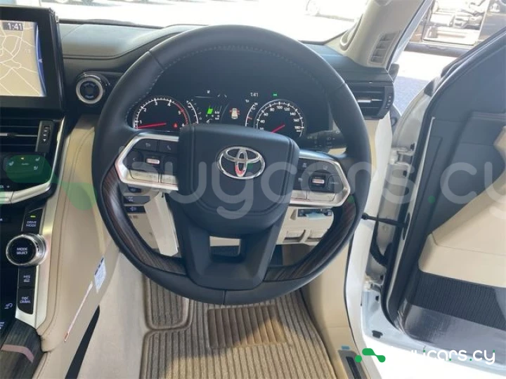 Toyota Land Cruiser 300 Белый