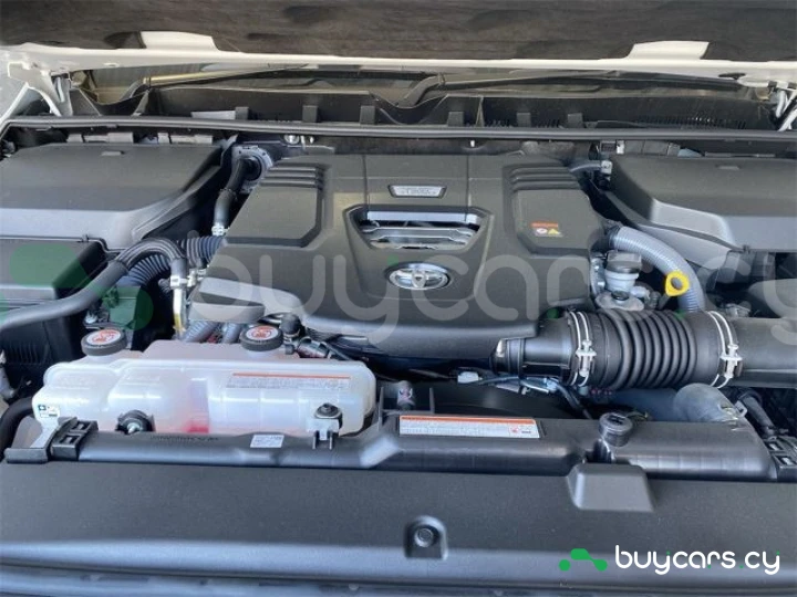 Toyota Land Cruiser 300 Белый