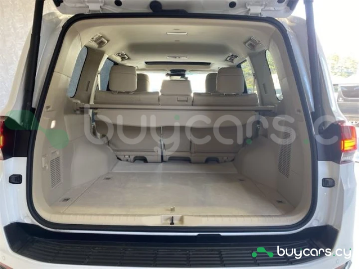 Toyota Land Cruiser 300 Белый