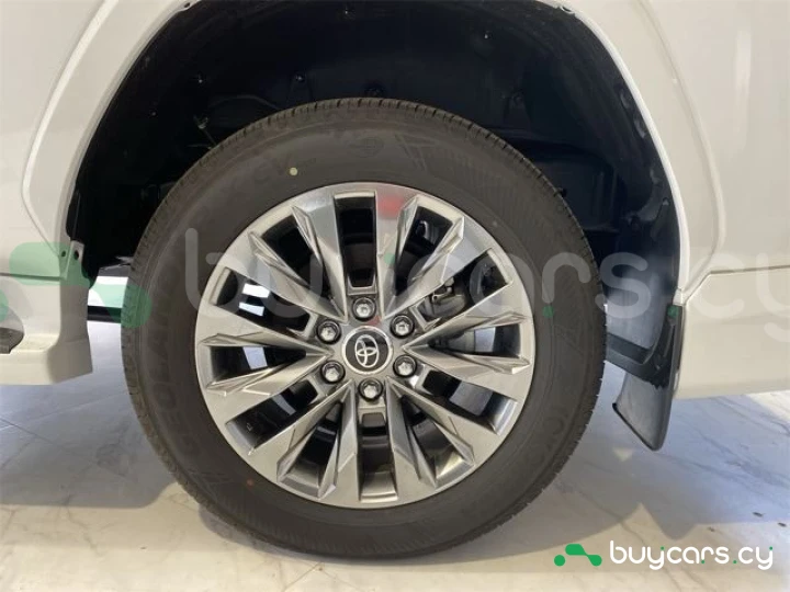 Toyota Land Cruiser 300 Белый