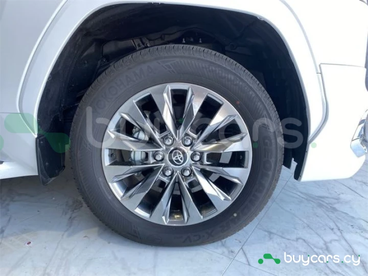 Toyota Land Cruiser 300 Белый