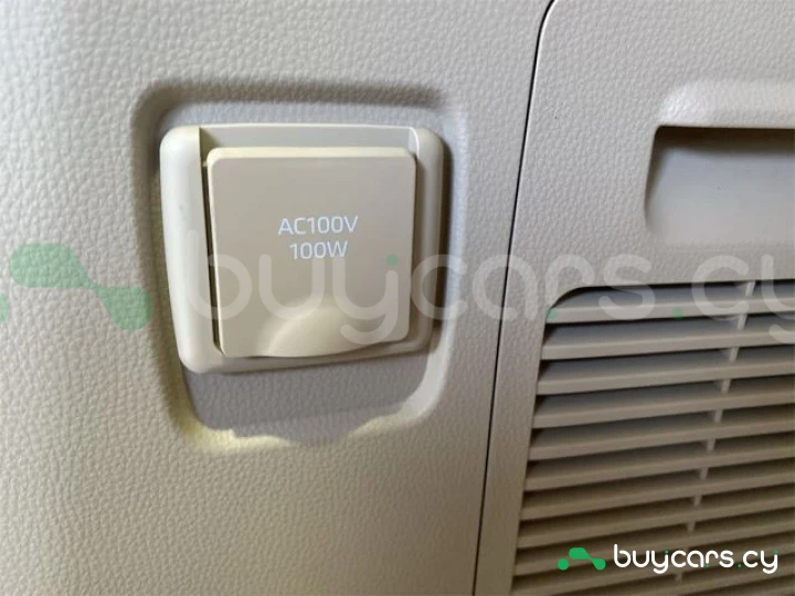 Toyota Land Cruiser 300 Белый