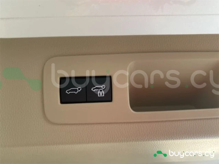 Toyota Land Cruiser 300 Белый